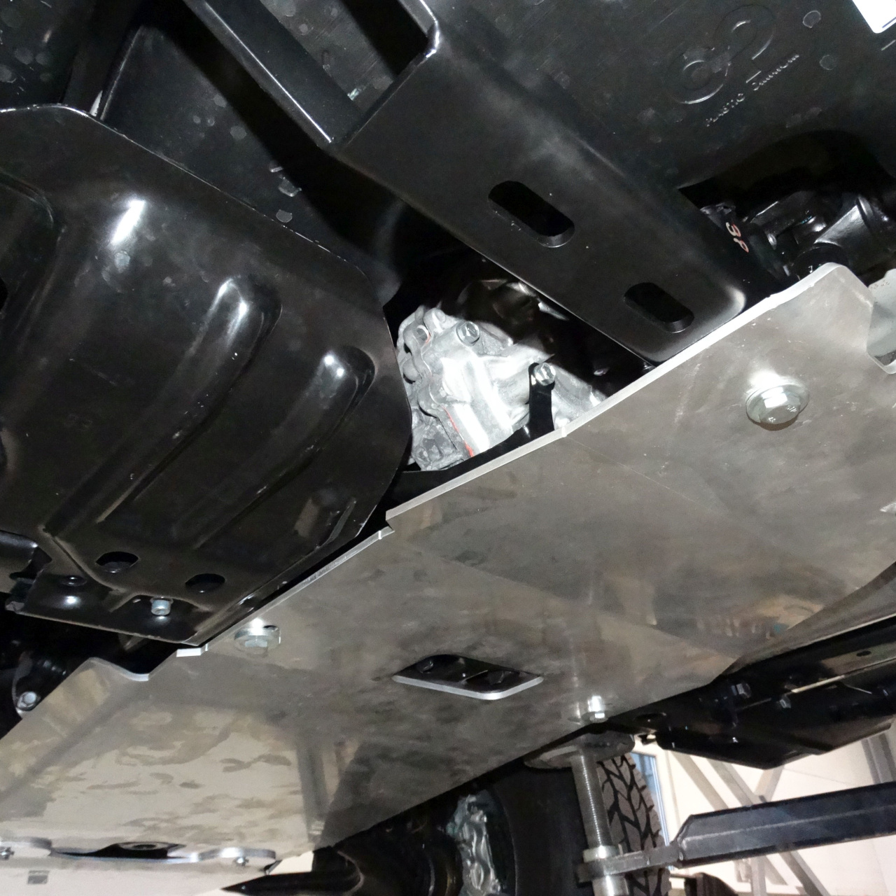 OSŁONA SKRZYNI BIEGÓW I REDUKTORA ALUMINIOWA Toyota Hilux Revo 2016+